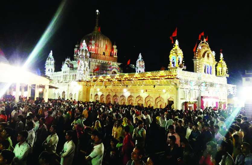 janmashtami celebration in panna madhya pradesh पन्ना नगरी में दिखी मथुरा-वृंदावन की झलक, मंदिरों में देर रात तक चला श्रीकृष्ण जन्मोत्सव, भक्तों की उमड़ी भीड़