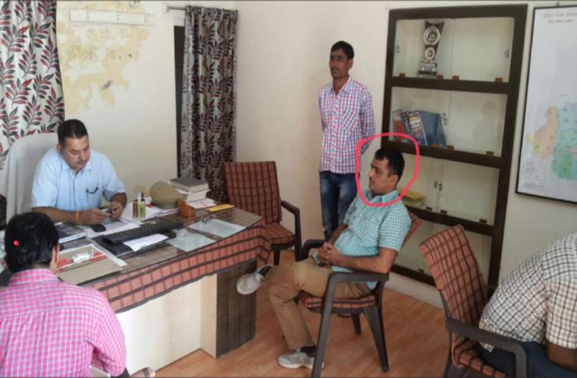Doctor caught red handed taking bribe 12500 rupees बकाया भुगतान के बदले 25 प्रतिशत कमीशन, 12500 रिश्वत लेते डॉक्टर गिरफ्तार