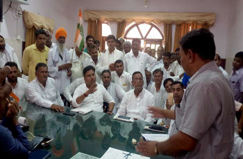protest चार में से दो ग्रुप पानी देने का आश्वासन पर धरना स्थगित