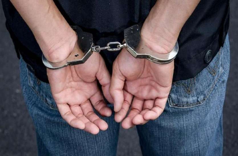 पत्नी की ख्वाइश को पूरा करने के लिए एक शख्स अपने दोस्त के साथ मिलकर करने लगा चोरी, गिरफ्तार पत्नी की ख्वाइश को पूरा करने के लिए एक शख्स अपने दोस्त के साथ मिलकर करने लगा चोरी, गिरफ्तार