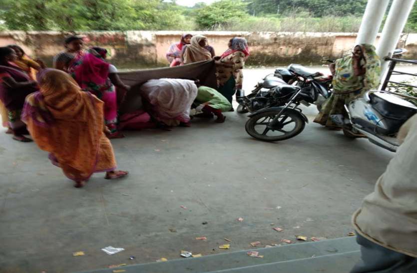 bahraich अस्पताल के गेट पर दर्द से तड़पती रही प्रसूता, डॉक्टर को पैसे नहीं दे पायी और मर गया बच्चा