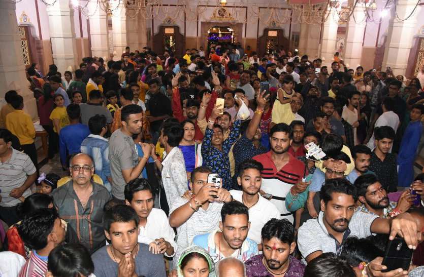 govinda गोविंदा आला रे...कान्हा के रंग में रंगा शहर, बधाई गीत गाकर नंदलाला का स्वागत