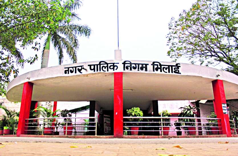 patrika गुस्से में लाल पार्षद अधिकारियों को सबक सिखाने नया रायपुर में आवारा कुत्ते छोड़ आए थे, थमाया बर्खास्तगी का नोटिस