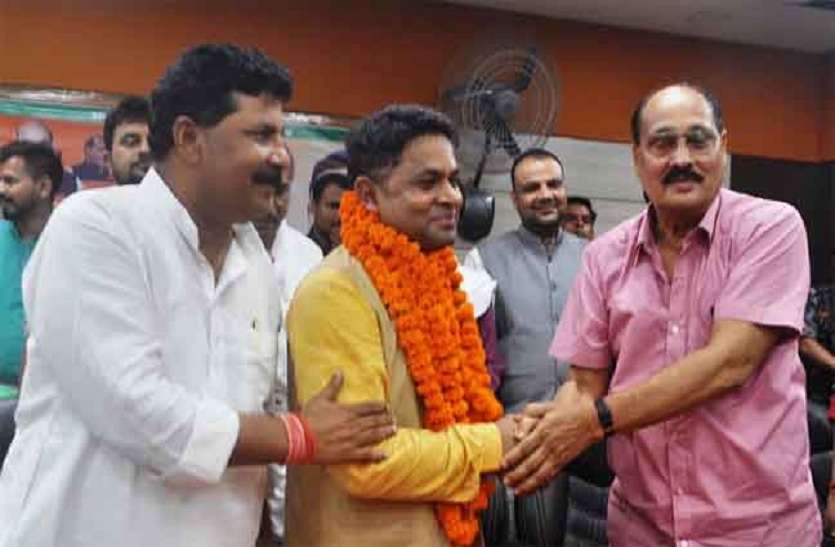 Bjp leader Subhash Yaduvanshi बीजेपी नेता सुभाष यदुवंशी ने सपा- बसपा पर बोला हमला, कहा- पार्टी में कार्यकर्ताओं को समझा जाता है गुलाम