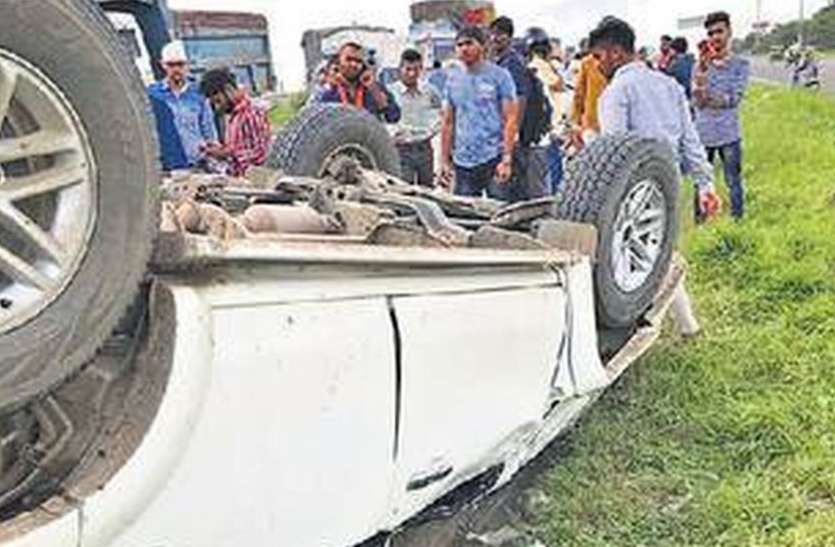 car पुलिया से टकराकर नाले में गिरी कार, लोगों ने टॉर्च जलाई तब दिखी, एक की मौत