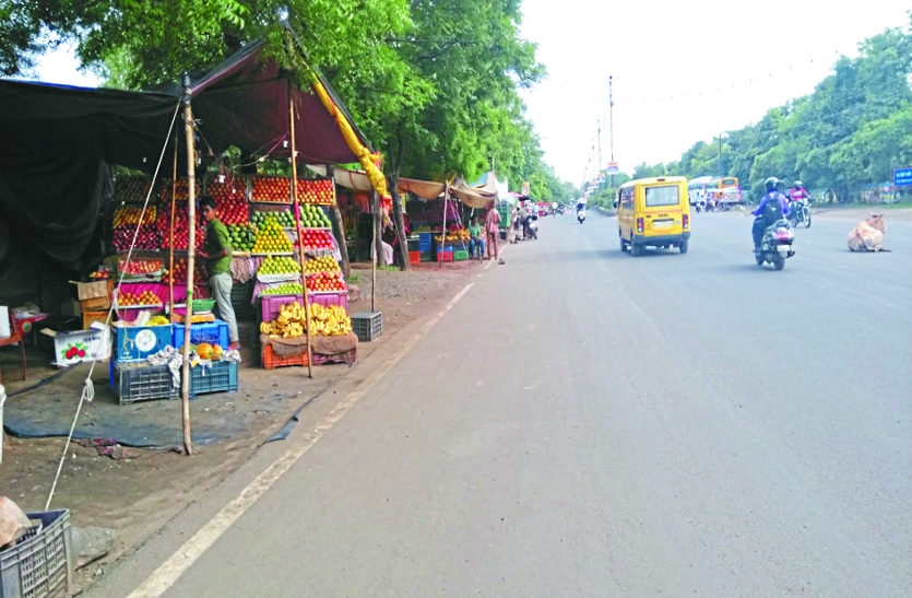 atikraman अतिक्रमण की चपेट में मुख्य मार्ग