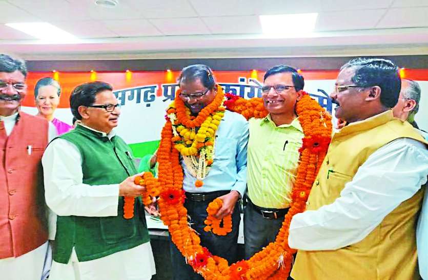 cg news प्रदेश कांग्रेस में अफसरों की एंट्री से बिगड़ रहा पुराने दावेदारों का गणित