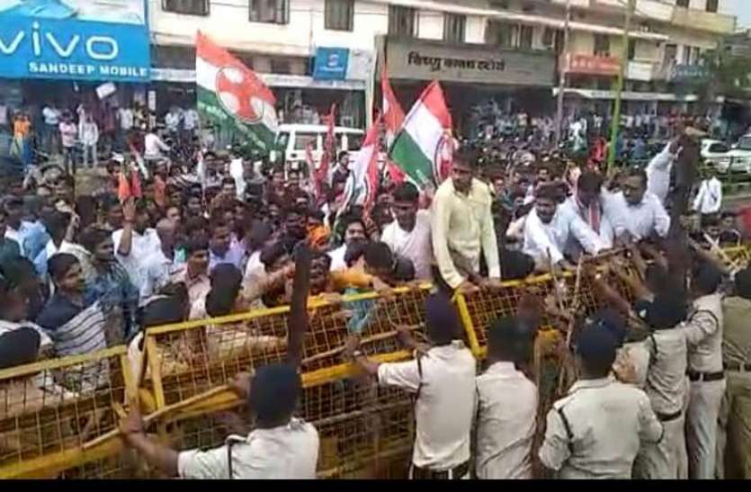 Yuvak congress workers भारत बचाओ आंदोलन को लेकर कलक्टोरेट घेरने पहुंचे युकांइयों की पुलिस से हुई झूमाझटकी