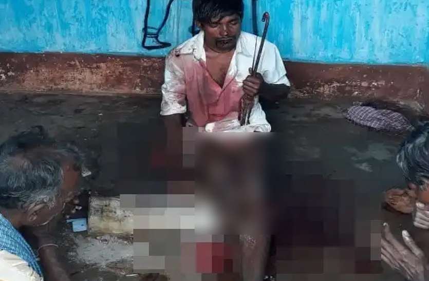 Young man cut his tongue भोले की भक्ति में शिवलिंग पर काटकर चढ़ा दी जीभ, पर्ची पर ये बात लिखकर बैठा रहा मंदिर में