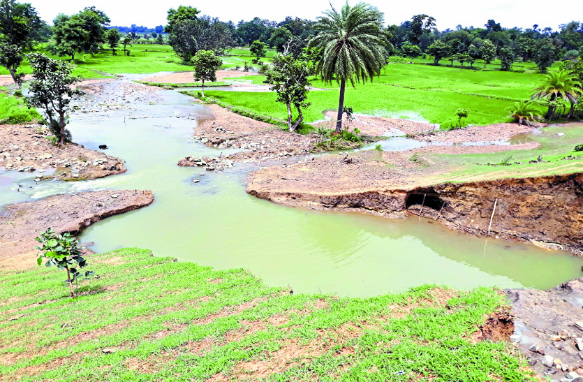 Dam broke छत्तीसगढ़ के किसानों ने कहा-सिंचाई विभाग की लापरवाही के कारण फूटा बांध, अब दें मुआवजा