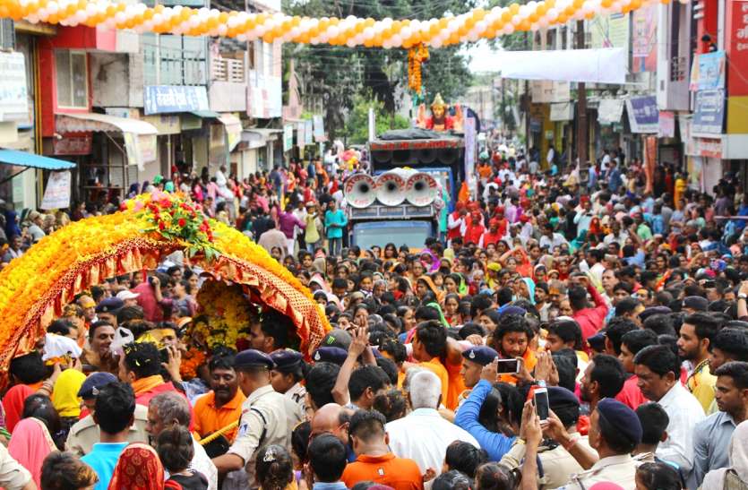 प्रजा का हाल जानने के लिए धारनाथ बाबा नगर भ्रमण पर निकले पुलिस ने किसको दिया गॉर्ड ऑफ ऑनर और क्यों विधायक को लगाना पड़ी झाडू