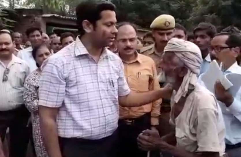 DM in flood area उफनाती नदियों से घिरे इलाकों में पहुंचे DM और SP ने देखा बाढ़ का मंज़र