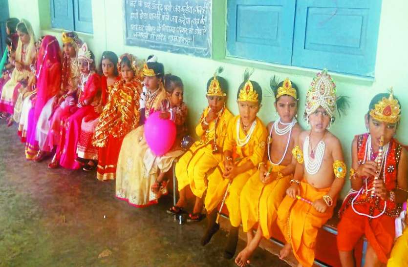 धूमधाम से मनाया श्रीकृष्ण जन्म उत्सव दंतेवाड़ा-गीदम दोनों नगरों में धूमधाम से मनाया श्रीकृष्ण जन्म उत्सव