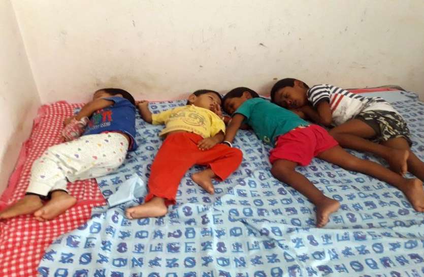 photo 80 वर्गफीट के कमरे में सांसेें ले रही हैं छह जिदंगियां