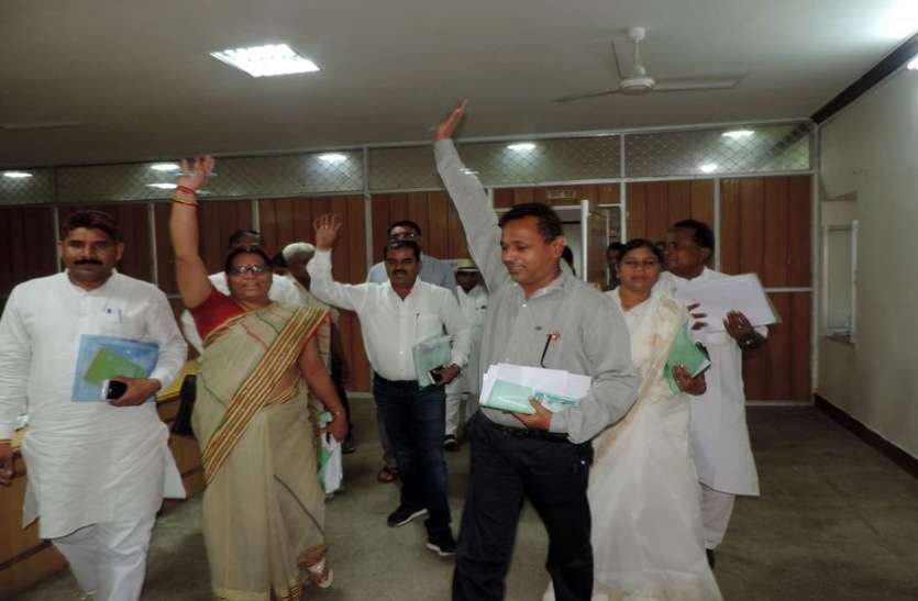 photo गुपचुप कार्रवाई से खफा कांग्रेसी सदस्य, मचाया हंगामा और बैठक का बहिष्कार