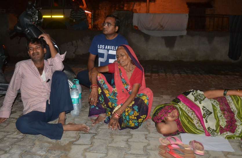 man suicide after jump from train because of police torched पुलिस प्रताडऩा से तंग होने के बाद जब नहीं सूझा कोई रास्ता तो ट्रेन के आगे छलांग लगाकर दी युवक ने जान !