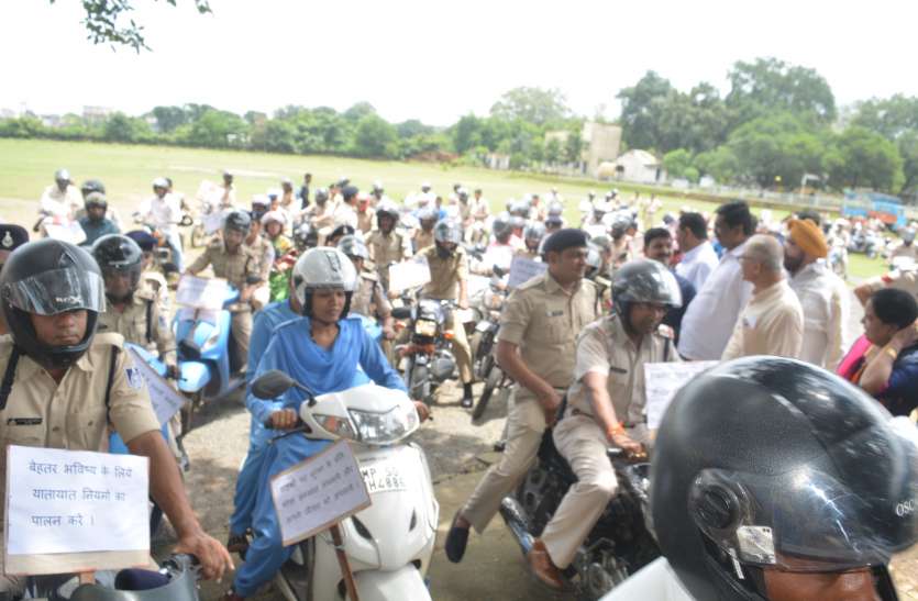 balaghat पुलिसकर्मी ने हेलमेट पहन बाइक रैली निकाल दिया संदेश