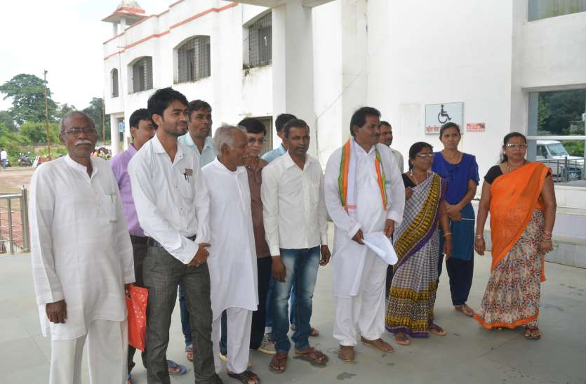 balaghat फसल बीमा में बीमा कंपनी अपना रही दोहरा मापदंड