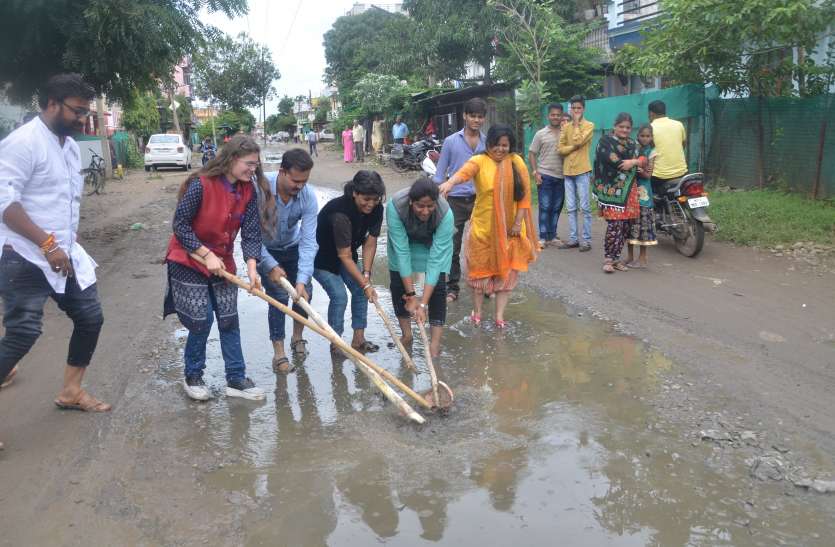 dewas विकास नहीं होने से नाराज लोगों को कहां फोडना पड़ी भ्रष्टाचार की मटकी देखे वीडियो