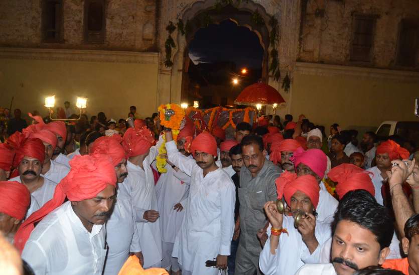 dewas राजवाड़ा से निकली दिंडी यात्रा, सजे कृष्ण मंदिर देखे वीडियो