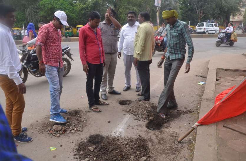 dewas जुलूस के रास्ते में कहां खोद दिए थे गडढे, मौके पर पहुंचे पदाधिकारी, फिर ये हुआ, देखे वीडियो
