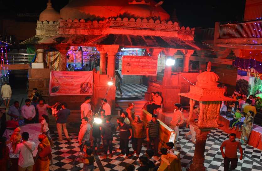 बारां में श्रीजी मंदिर का गरूढ़ स्तम्भ गिरा,खचाखच भीड़ के बावजूद कोई हादसा नहीं,अफरा तफरी मच गई थी मंदिर में बारां में श्रीजी मंदिर का गरूड़ स्तम्भ गिरा,खचाखच भीड़ के बावजूद कोई हादसा नहीं,अफरा तफरी मच गई थी मंदिर में