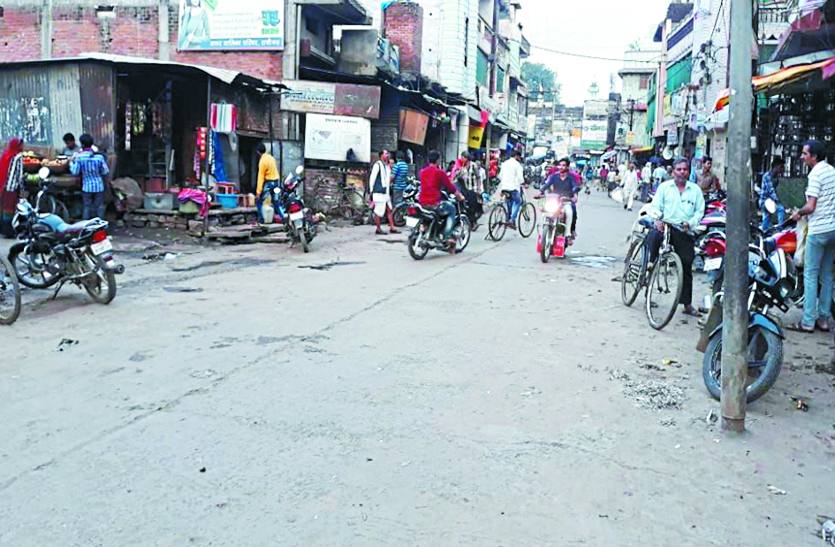 atikraman रामनगर चौराहा से हटाया अतिक्रमण, दो दर्जन वाहनों के चालान बनाए