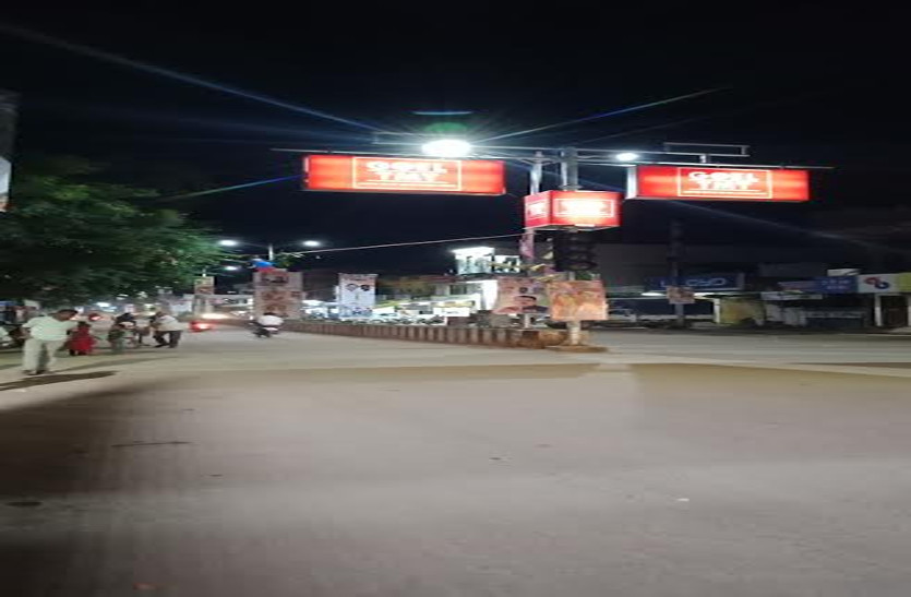 electric pole बिजली के पोल पर लगी प्रचार सामग्री और बोर्ड, नहीं हो रही कोई कार्रवाई नहीं