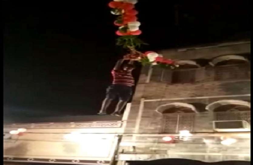 Janmashtami यहां भगवान श्री कृष्ण के जन्म के बाद जगह-जगह फूटी मटकियां, देखें वीडियो