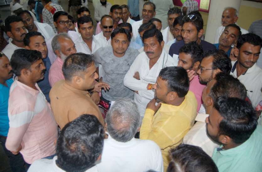 Farmer who came to ask for insurance खराब फसल दिखाने और बीमा मांगने पहुंचे किसान
