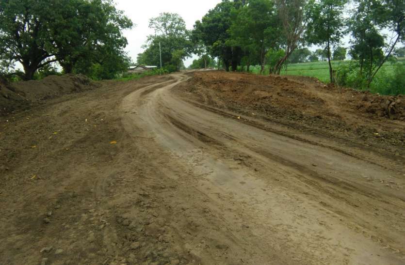 The accusations of dashing in the construction of the road निर्माणाधीन छिदगांव-टेमागांव मार्ग का कछुआ गति से चल रहा निर्माण कार्य