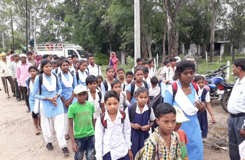 Children of three villages leaving studies due to mud, jamani, mandikhoh, chipapur, jhalai, itarsi कीचड़ के कारण पढ़ाई छोड़ रहे तीन गांव के बच्चे