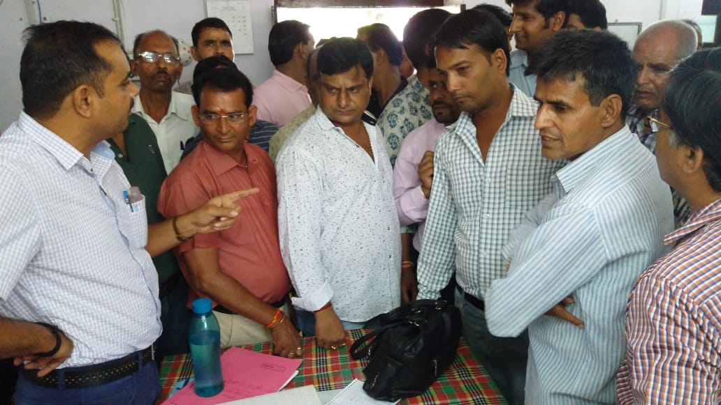 deo office udaipur उदयपुुर में प्रारम्भ किये गये बजट कैंप को जिला शिक्षा अधिकारी का घेराव कर कारण् से कराया बंद