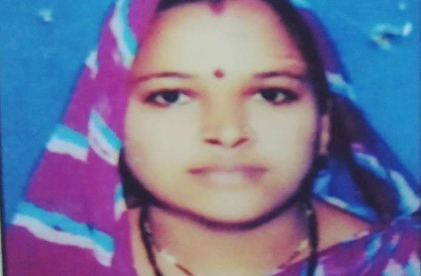 mahila सडक़ पर तड़प रही पत्नी को गोद में लेकर मदद मांगते रहे पति और मासूम बेटी, कोई नहीं रुका
