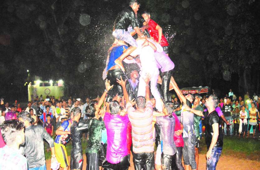 समितियों ने फटाखा फोड़ का आयोजन किया Janmashtami : हाथी घोड़ा पालकी जय कन्हैया लाल की... से गूंज उठी ऊर्जाधानी