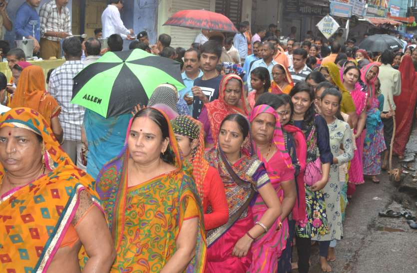 Nandotsav ठाकुरजी के पलने में दर्शन के लिए लगी कतारें...गूंजा नन्द के घर आनंद भयो जय कन्हैया लाल की...