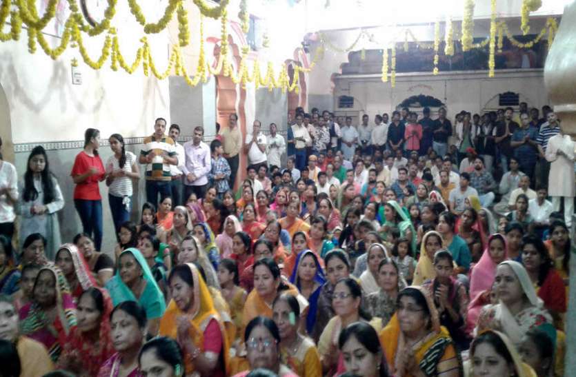 jj सजे भगवान श्रीकृष्ण के दरबार, महाआरती उतारी
