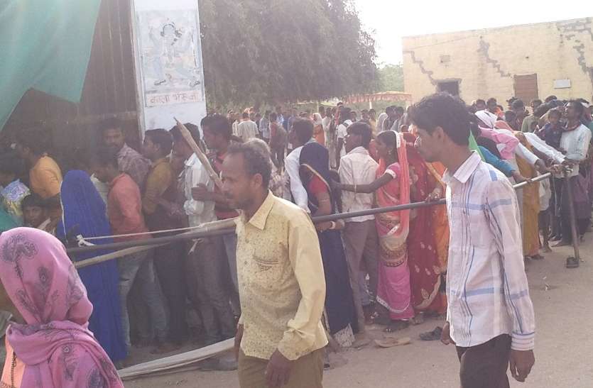 jaisalmer news प्रशासन की निगरानी में करवाए जा रहे लोक देवता बाबा रामदेव के गुरू के दर्शन
