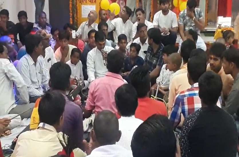 Janmashtami special celebration 2018 इत्र नगरी में धूमधाम से मनाया गया कृष्ण जन्मोत्सव, मनमोहक झांकियां देख लोग हुए मनमुग्ध