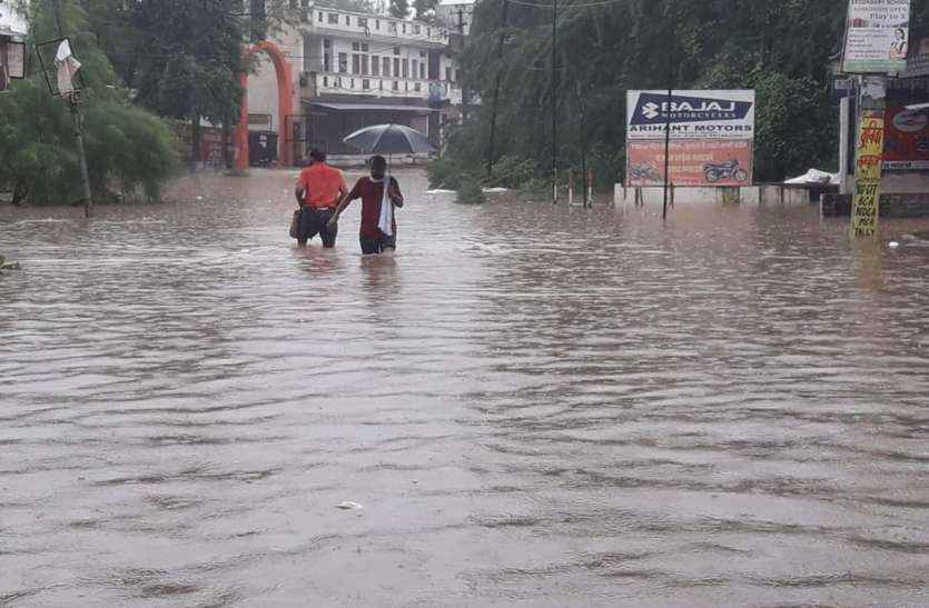 karauli news जलभराव से थम गईं राहें, बिजली हुई ठप, कॉलोनी-बस्तियों में भर गया पानी