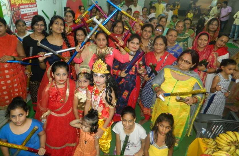 temple देर रात मंदिरों में गूंजा, हाथी, घोडा पालकी जय कन्हैया लाल की