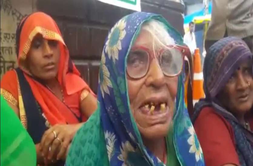 LALITPUR वृद्धावस्था पेंशन के कागजात बनवाने के बहाने कराई रजिस्ट्री, पीड़ित परिवार बैठा अनशन पर
