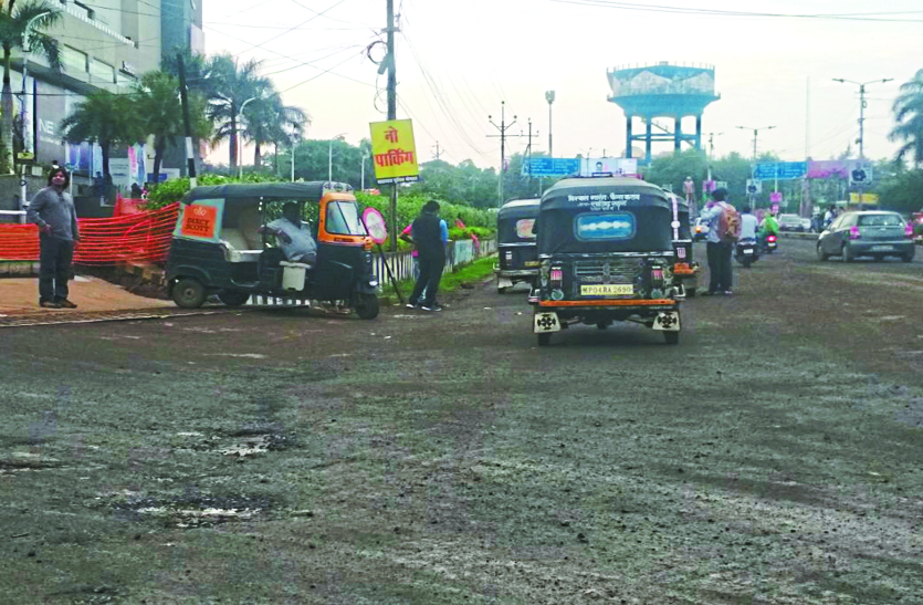no parking नो पार्किंग में वाहनों का जमघट