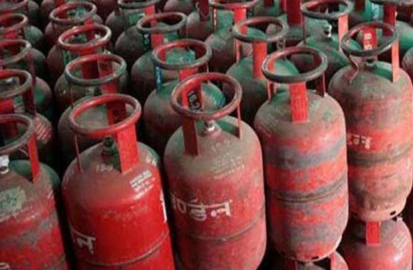 रसोई गैस सिलेंडर 170 रुपए महंगा हुआ डीजल-पेट्रोल के बाद अब रसोई गैस में लगी आग, घरेलू बजट बिगडऩे से गृहणियां परेशान