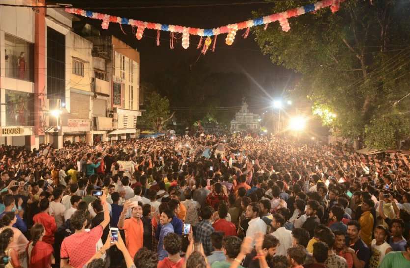 patrika video : जन्माष्टमी : मटकी फोडऩे पर इस ग्रुप को मिला 21 हजार का इनाम