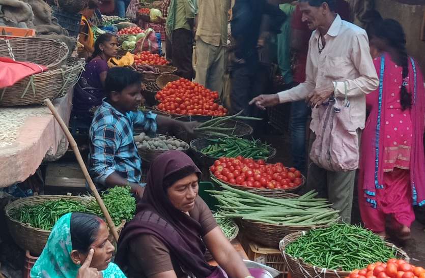 mungeli सडक़ किनारे सब्जी दुकानदारों का कब्जा होने से लोग परेशान