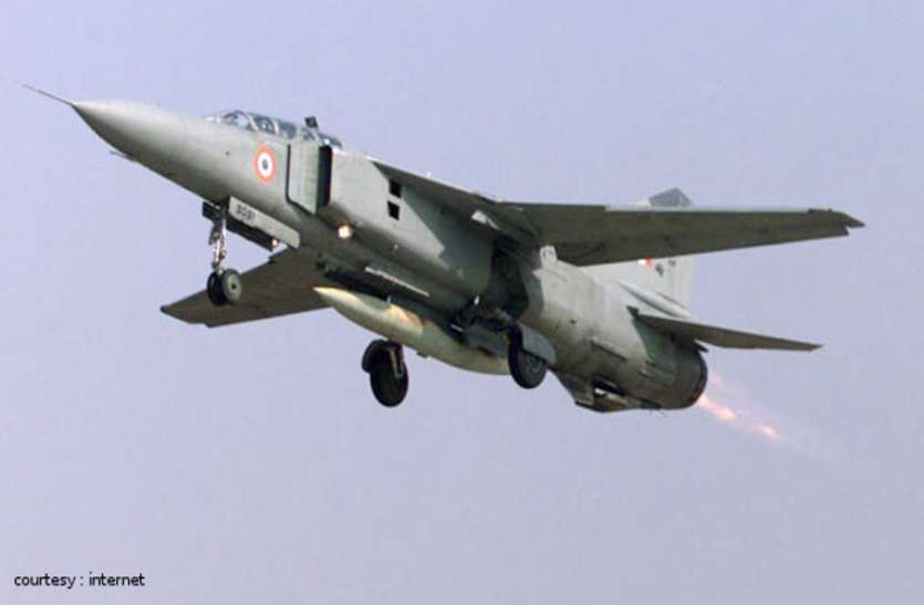 MIG 27 in jodhpur देश में सिर्फ जोधपुर में ही बचा है मिग-27, 2024 में रिटायर होने पर राफेल व तेजस लेंगे जगह