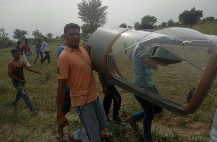 jodhpur हार्ट पेशेंट महिला के खेत में गिरा पायलट, बीपी बढ़ा तो बेटी दौड़कर दवाइयां लेकर आई