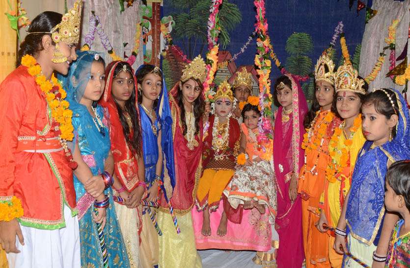 Flagellate कृष्ण जन्मष्टमी पर मंदिरो में सजाई सजीव झांकीया ।