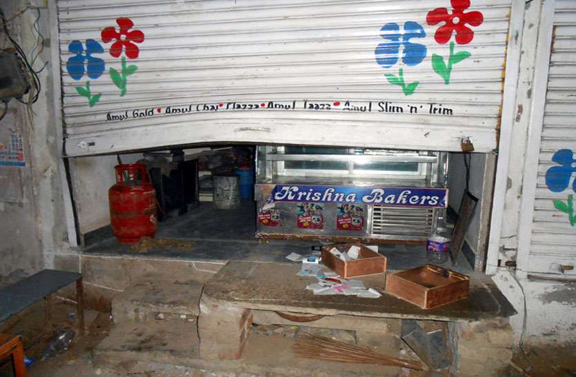 during-the-curfew-the-thieves-broke-the-shutter-of-four-shops-togethe कर्फ्यू के दौरान चोर एक साथ चार दुकानों के शटर तोड़ कर नकदी ले गए